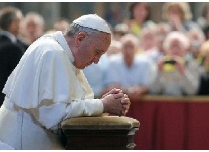 Papa Francesco prega per la pace Papa Francesco prega per la pace
